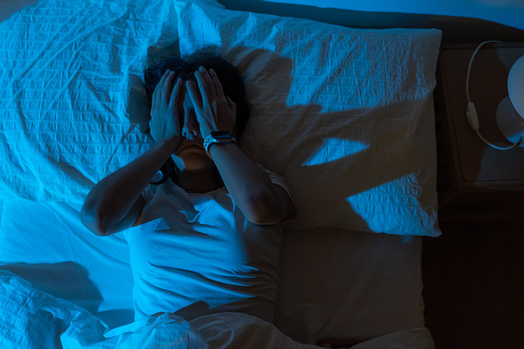 Bild zeigt Frau mit Schlafproblemen