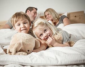 Familie im Bett
