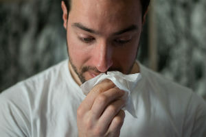 Bild zeigt Mann mit Allergie