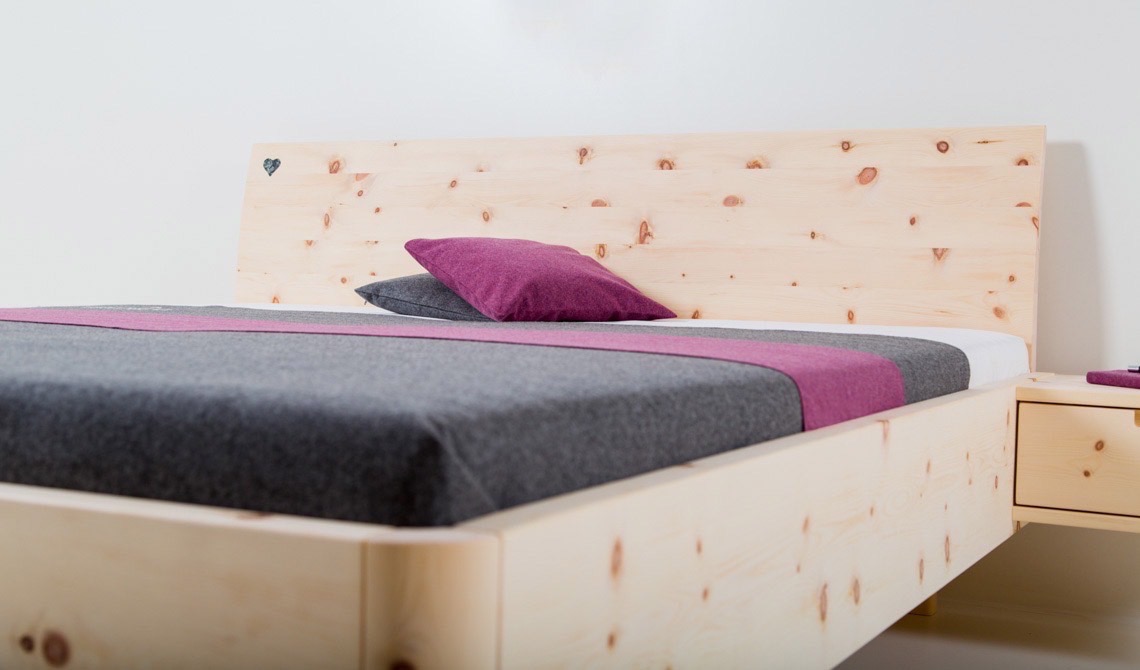 Zirbenbett in Wohnung