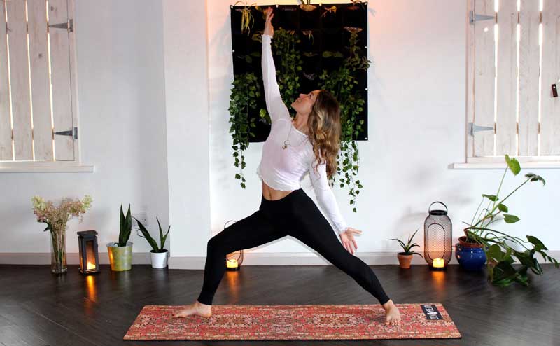 Frau macht Yoga Zuhause
