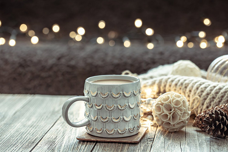 Bild zeigt Tasse mit winterlicher Dekoration