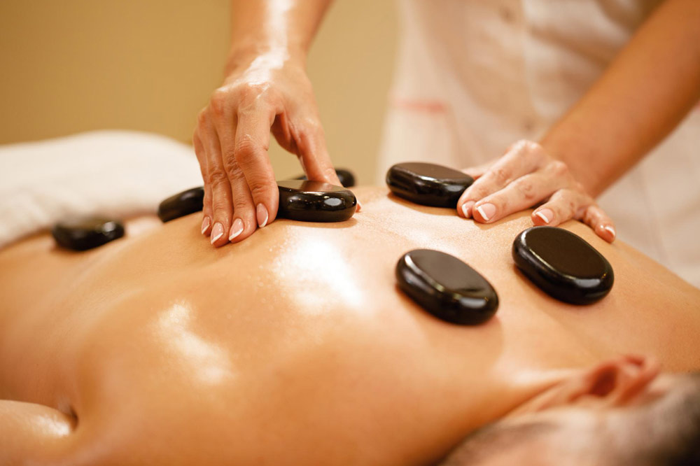 Wärme-Massage mit Steinen in ruhiger Wellness-Atmosphäre