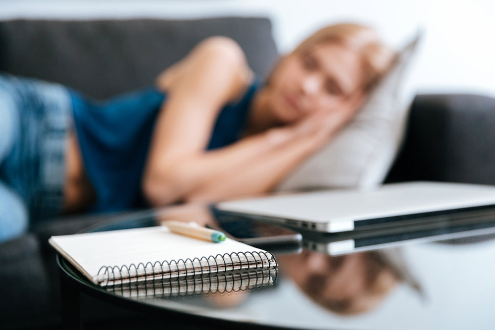 Frau schläft auf dem Sofa für Powernap