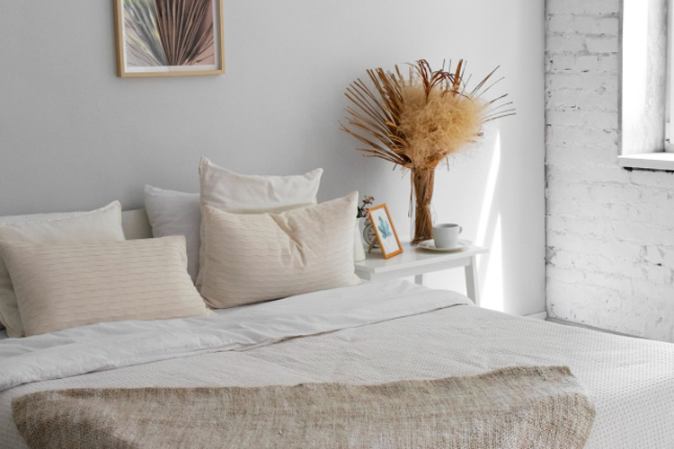 Bett in minimalistischer Atmosphäre