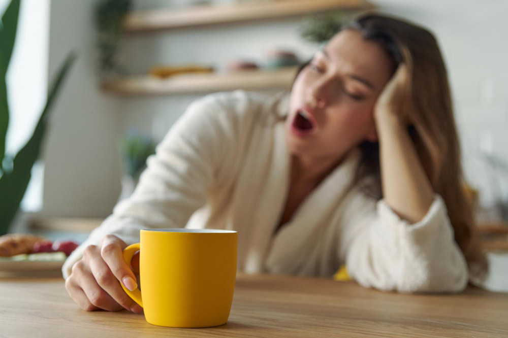 Frau müde beim Morgenkaffee