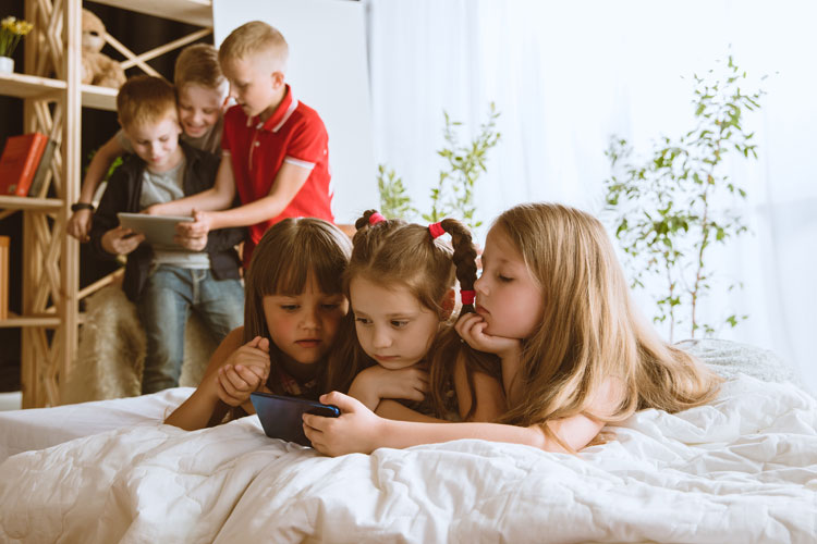 Kids im Bett und Kinderzimmer
