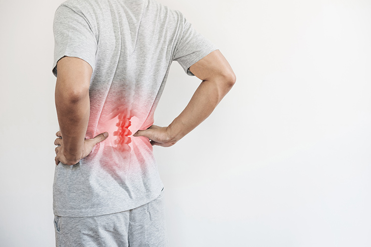 Bild zeigt Mann mit Rückenschmerzen
