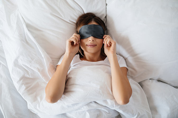 Bild zeigt Frau mit Schlafmaske