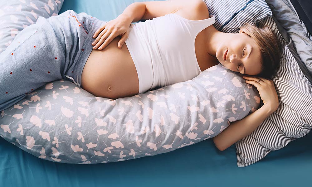 Bild zeigt Schwangere Frau beim Schlafen