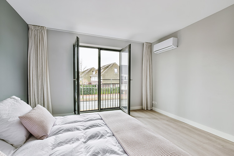 Bild zeigt Schlafzimmer mit offenen Fenster